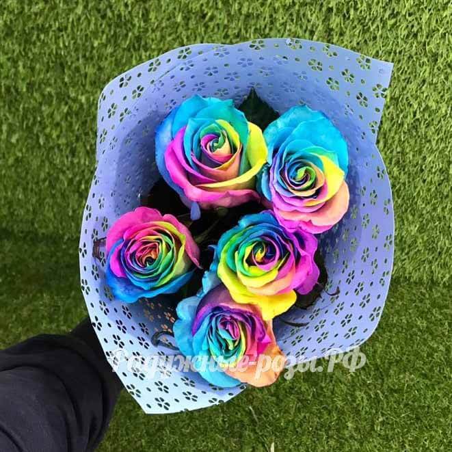 Разноцветные розы в корзине