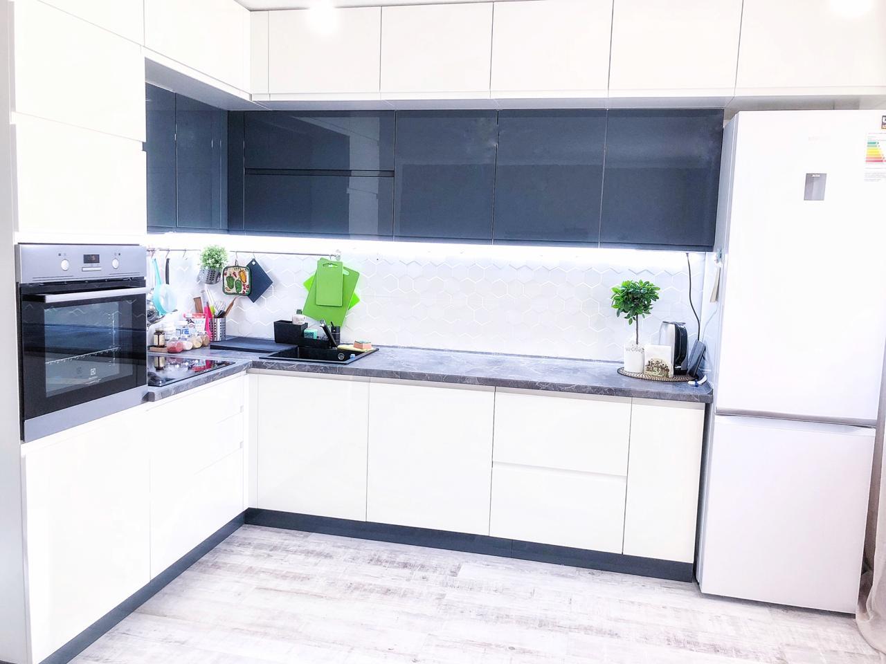 Кухонный гарнитур с глянцевыми белыми фасадами