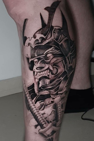 татуировка черная самурай на ноге Новосибирск
